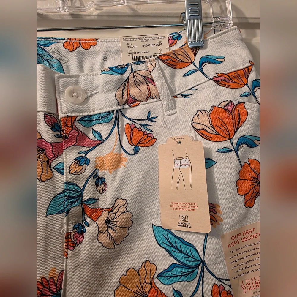 St Johns Bay White Posie Floral Capri Pants - Size 8